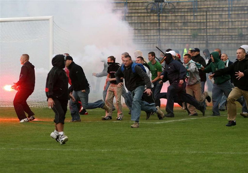 Dość tolerancji dla stadionowych bandytów!