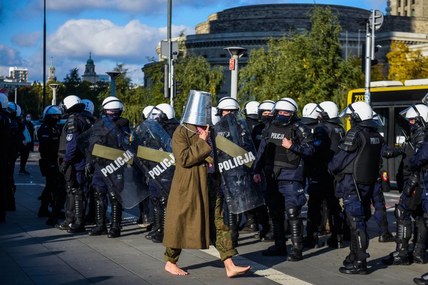 Protest przeciwko ograniczeniom związanym z koronawirusem