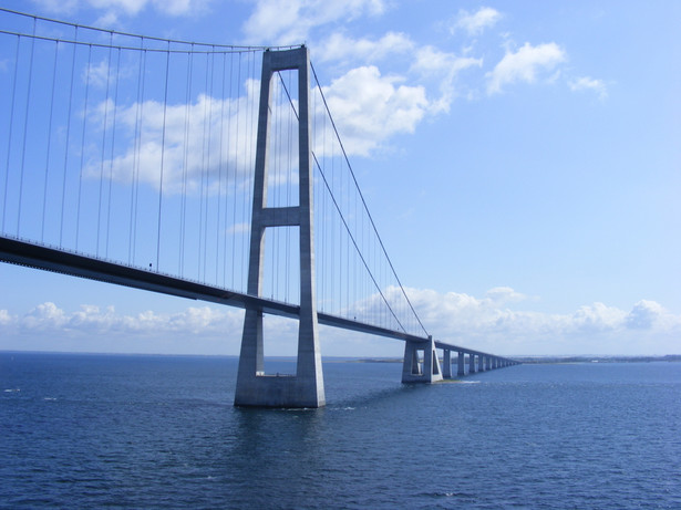 Najdłuższy most Europy - Storebælt w Danii (Great Belt Bridge) ma 1,624 metrów. Fot. Shutterstock.