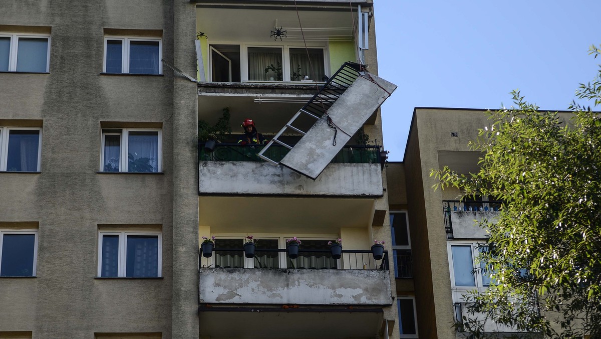 WARSZAWA TARGÓWEK BALKON ODERWANA BALUSTRADA (oderwana balustrada)