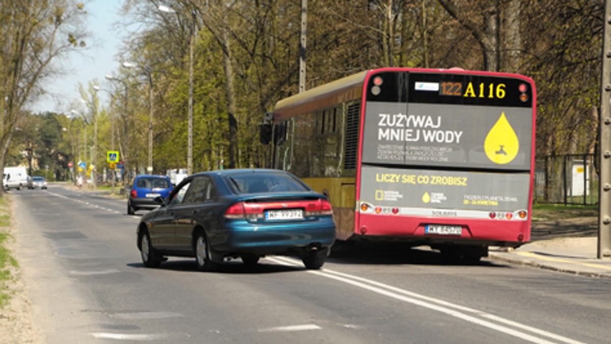 Omijanie Autobusu Na Przystanku Bez Zatoczki
