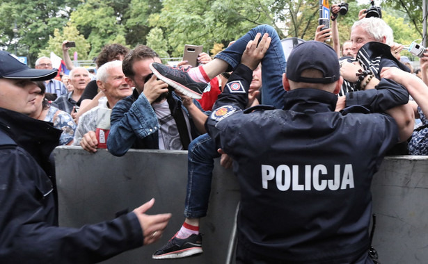 Poseł Szczerba ujawnił dane jednego z policjantów spod Sejmu. Szef MSWiA oburzony, policja kieruje sprawę do prokuratury