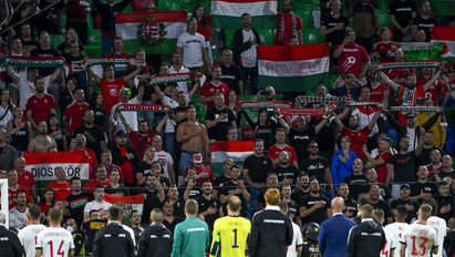 Tényleg gond, hogy fekete pólóban szurkol a magyar fociválogatott keménymagja?