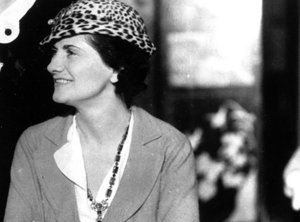 Narkotyki i romans z niemieckim szpiegiem, czyli nowa biografia Coco Chanel