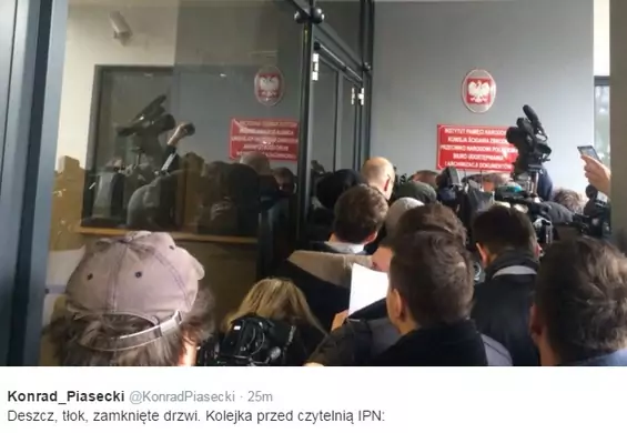 Dzisiejsza kolejka pod IPN według Twittera. "Tłok jak na otwarciu pierwszego McDonald's w Polsce"