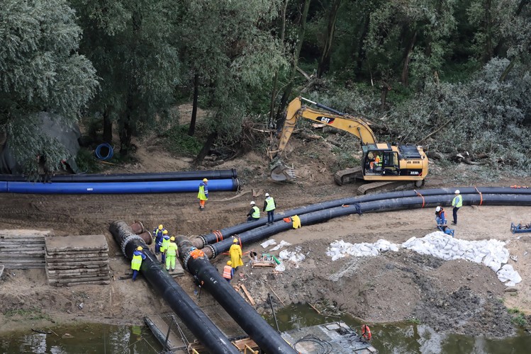 Rzecznik dopytywany o skutki deszczu wobec funkcjonowania rurociągu podkreślił, że sieć jest tak skonstruowana, aby działać po podniesieniu się poziomu rzeki o ponad 2 metry. Wody Polskie monitorują w związku z tym prognozy pogody. 'Nie ma obaw, co do funkcjonalności systemu' - wskazał Kieruzel.