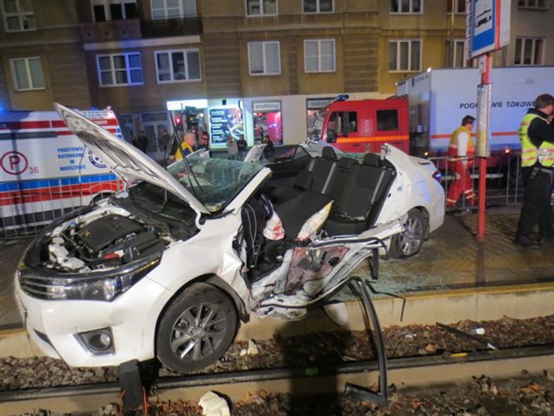 Wypadek miał miejsce w Warszawie na skrzyżowaniu ulic Puławskiej i Idzikowskiego. Wydarzył się około godziny 21. Strażacy, aby wydobyć posła PiS, musieli odciąć dach w jego rozbitym aucie.