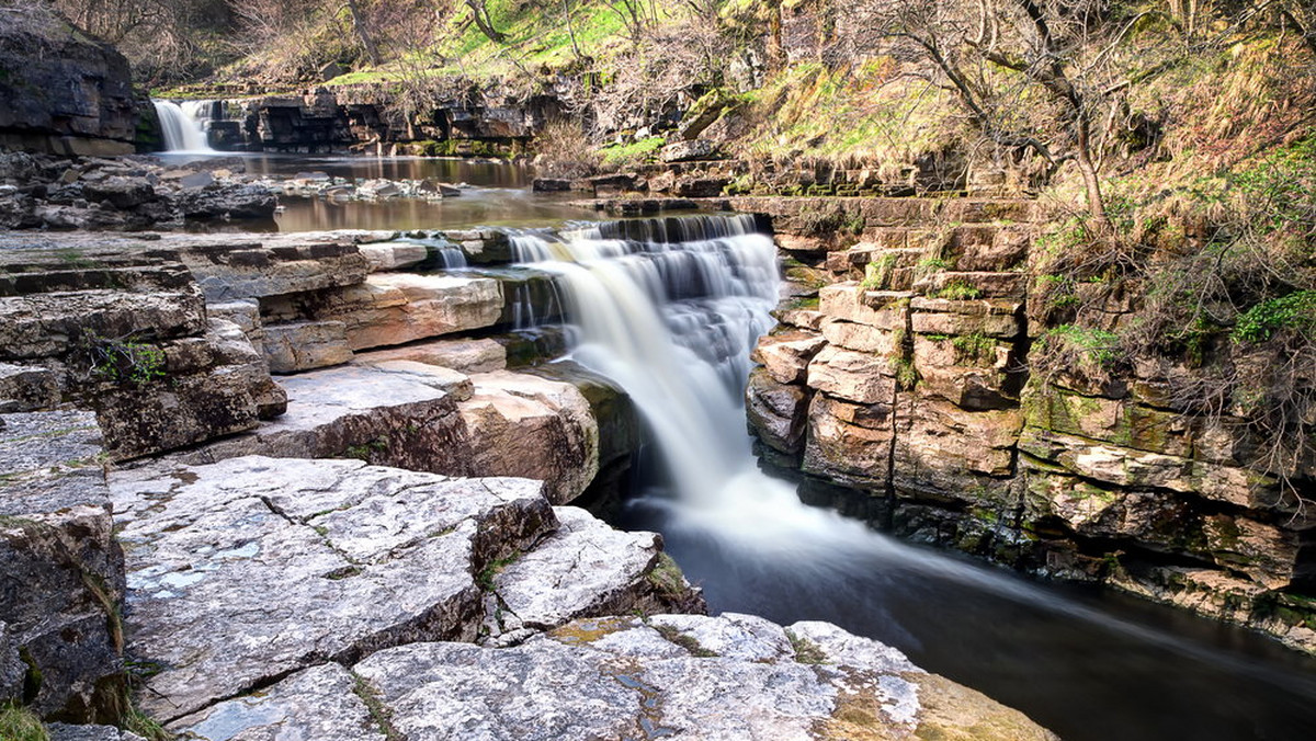 Nieopodal wsi Bolton Abbey w hrabstwie Yorkshire znajduje się niebezpieczna, w pełni wykreowana przez przyrodę pułapka. Chociaż wygląda dosyć niewinnie, nie dajcie się zwieść! Ten górski potoczek, szeroki zaledwie na 2 metry, zwie się Bolton Strid. Kto raz do niego wpadnie, już nigdy nie wypłynie z niego żywy. Może to zabrzmi złowieszczo, ale w ogóle nigdy z niego nie wypłynie...