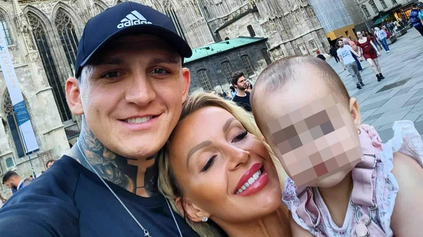 Gábor Boráros s Monikou Jákliovou a ich dcérkou Zorou. 