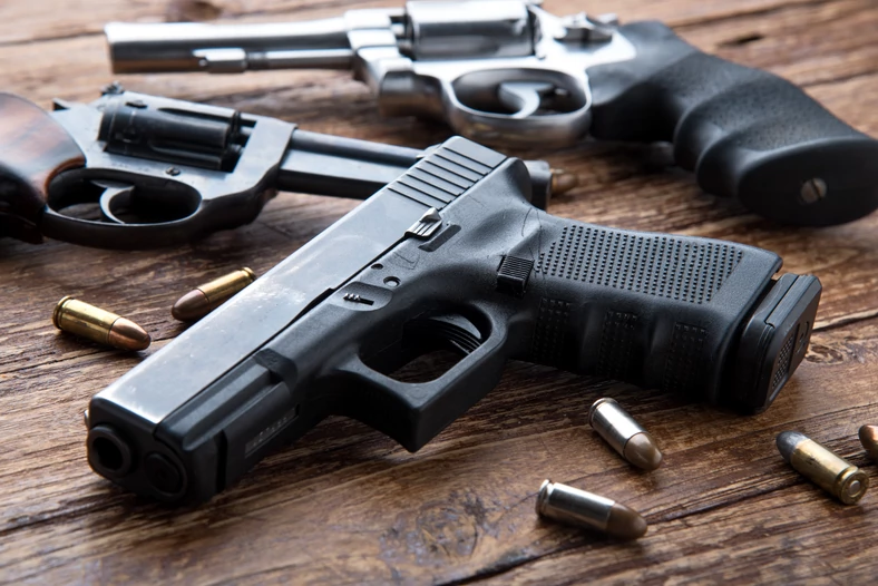 Pistolet to najpopularniejsze narzędzie zbrodni, ale tylko w USA