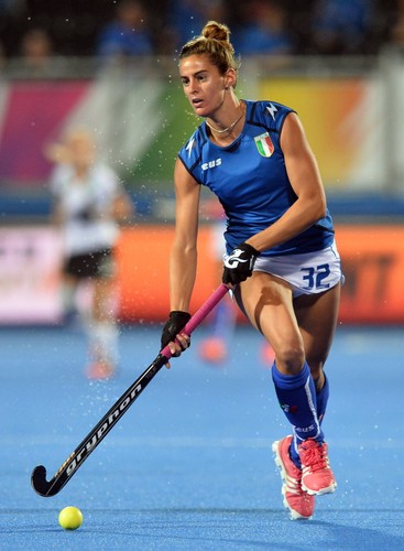 Piękne dziewczyny grają w hokeja... na trawie