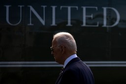 Biden zapowiada dalsze sankcje: odcięcie Rosji od pożyczek, zakaz importu alkoholu