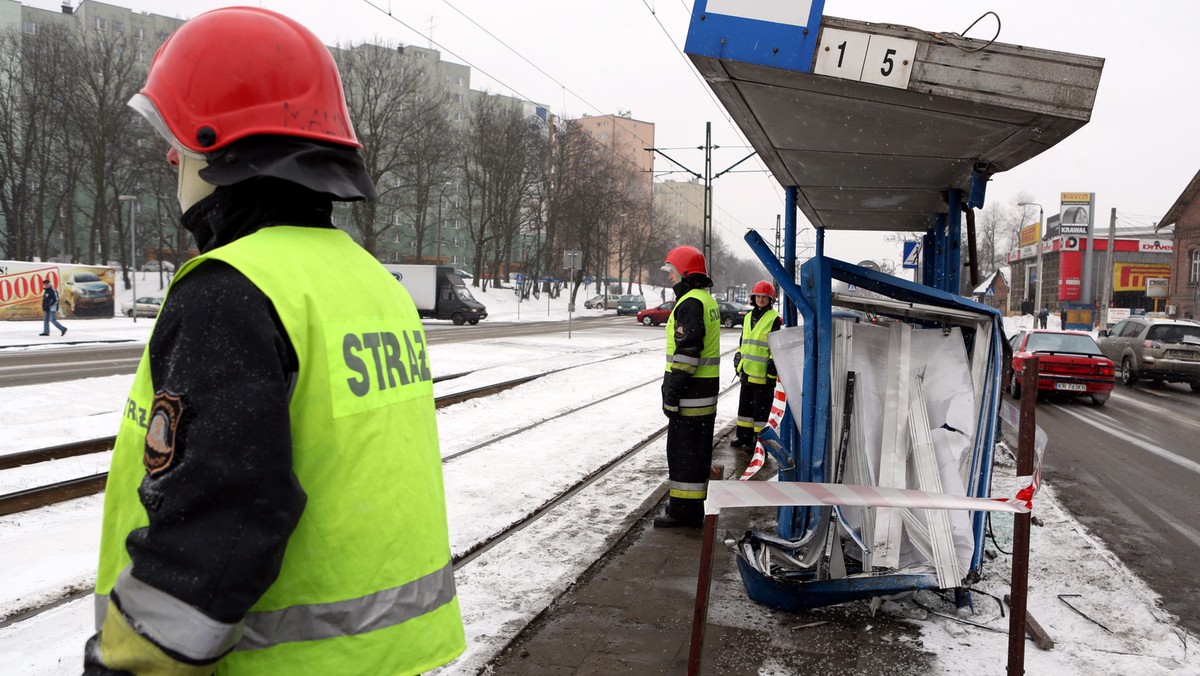 19-latek wjechał samochodem w przystanek