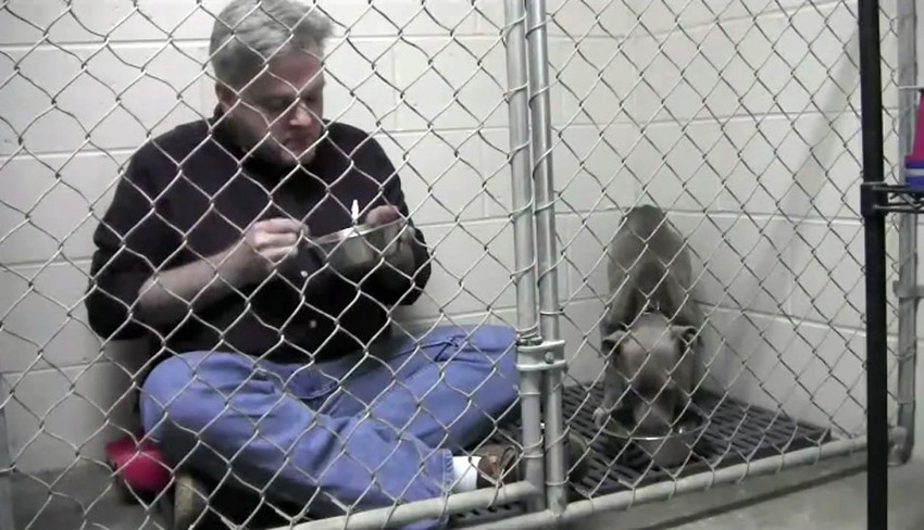 Na videu vidimo Matisa kako već sedi pored kujice Grejsi i dodaje joj činiju sa hranom