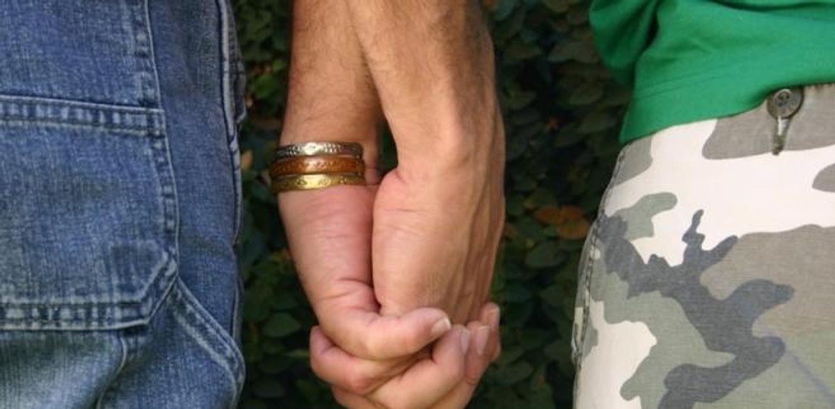 Działacze Kampanii przeciw Homofobii przekonują, że urzędnicy celowo utrudniają homoseksualistom zawieranie związków małżeńskich za granicą z obywatelami tych krajów Unii, które taką możliwość przewidują odmawiając wydania niezbędnego do tego zaświadczenia, że dana osoba nie jest już żonata lub zamężna. fot. shutterstock.com