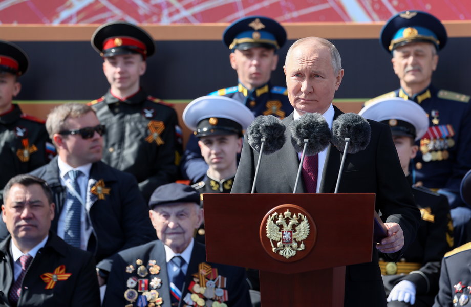 Prezydent Rosji Władimir Putin wygłasza przemówienie podczas parady wojskowej z okazji Dnia Zwycięstwa na placu Czerwonym w Moskwie. Rosja, 9 maja 2023 r.