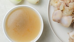 Rosół kolagenowy - naturalny eliksir dla skóry, stawów i jelit. Co daje jego picie? Sprawdzamy efekty po tygodniu