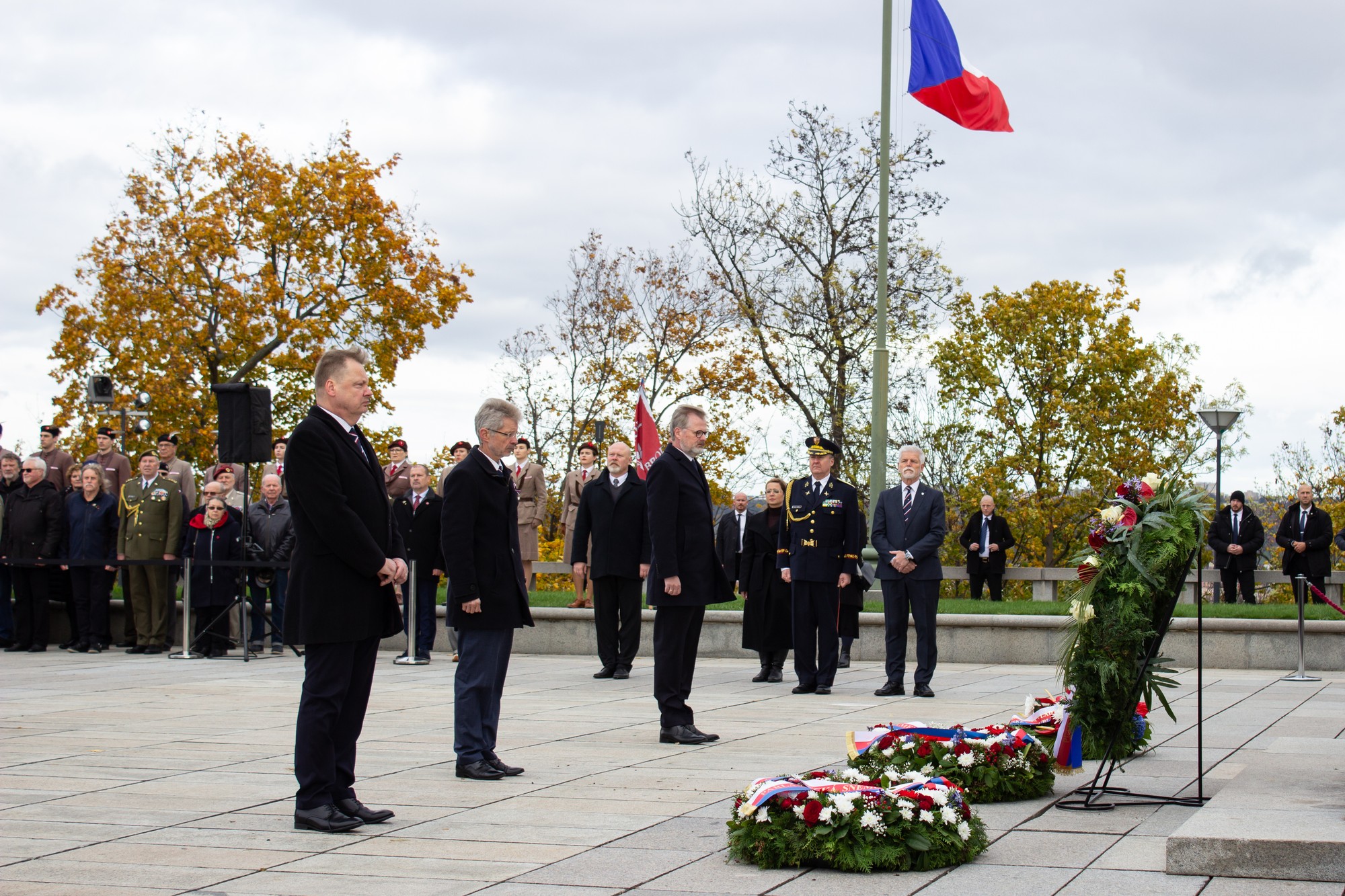 Zľava vedúci Kancelárie Poslaneckej snemovne českého parlamentu Martin Plíšek, predseda Senátu Miloš Vystrčil, český premiér Petr Fiala a český prezident Petr Pavel. 