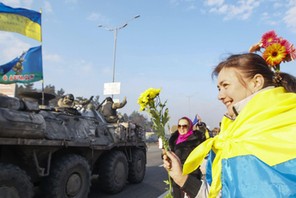 Ukraińcy witają żołnierzy wracających z frontu Kijów