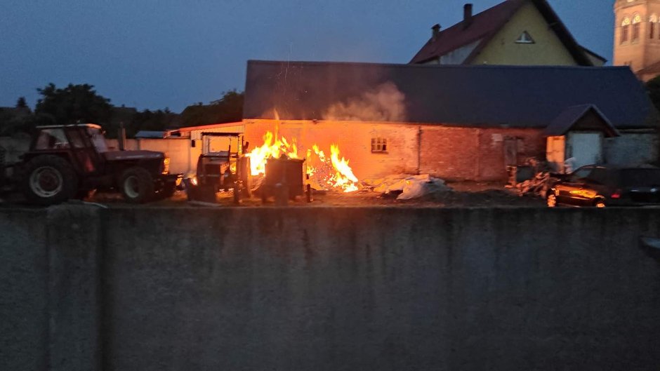 Pożar w Wierzchowie wybuchł nad ranem. Interweniowali strażacy