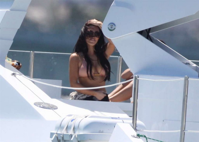 Kim Kardashian, Kourney Kardashian, piersi, łódka, jacht, opalanie