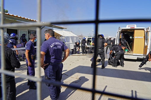 BACALI JEDNI NA DRUGE ŠTAPOVE I METALNE ŠIPKE Na Kipru izbila tuča između  migranata iz Konga i Nigerije