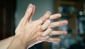 Pucketanje prstima ne izaziva artritis