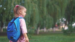 Dziecko nie chce rozmawiać po szkole? To nie zawsze bunt. Psycholog wyjaśnia, co naprawdę się dzieje