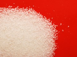 Puste sklepowe półki. Polacy masowo wykupują cukier w reakcji na wzrost cen