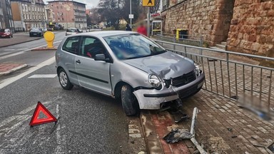 Wjechał w barierki, gdy chodnikiem szły dzieci