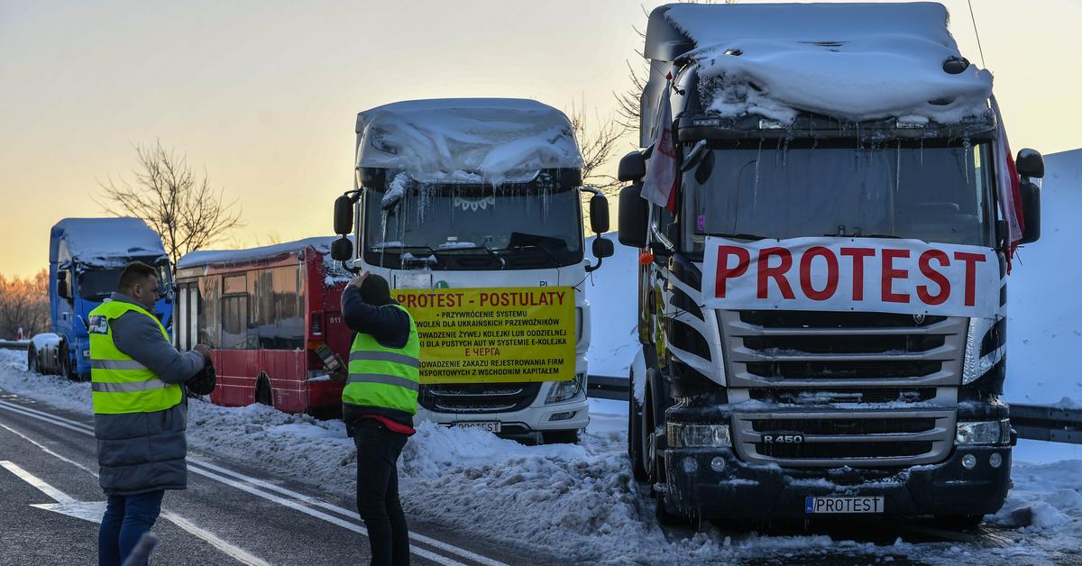  Przejście graniczne w Hrebennem. Ile się czeka, gdy kolejka ma... 65 km?