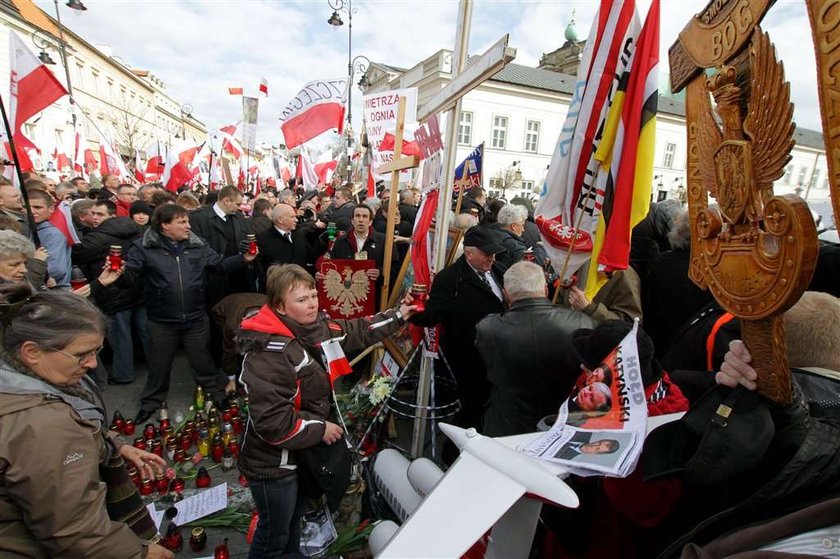 tłum, pałac prezydencki, rocznica, smoleńsk