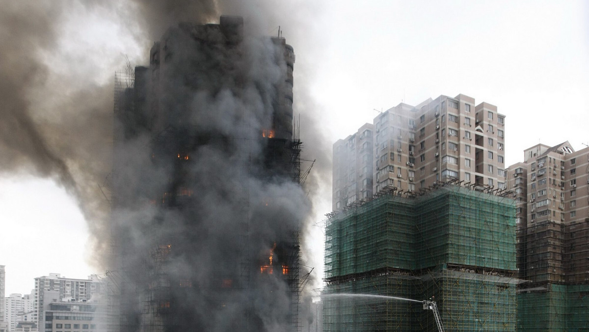 Co najmniej 12 osób zginęło, a ponad 90 odniosło obrażenia na skutek pożaru 28-piętrowego wieżowca mieszkalnego w Szanghaju - podały chińskie media.