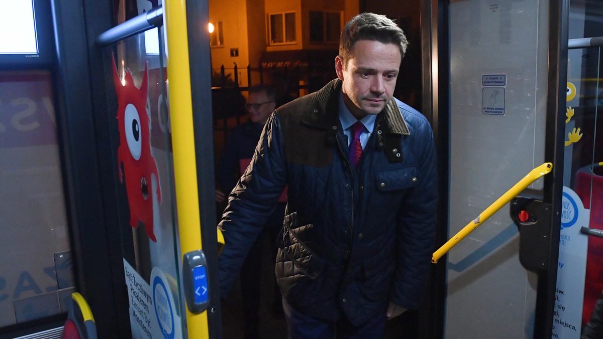 Rafał Trzaskowski żąda wyjaśnień w sprawie gazu w warszawskich autobusach na tle sankcji na Rosję [Źródło: Onet]