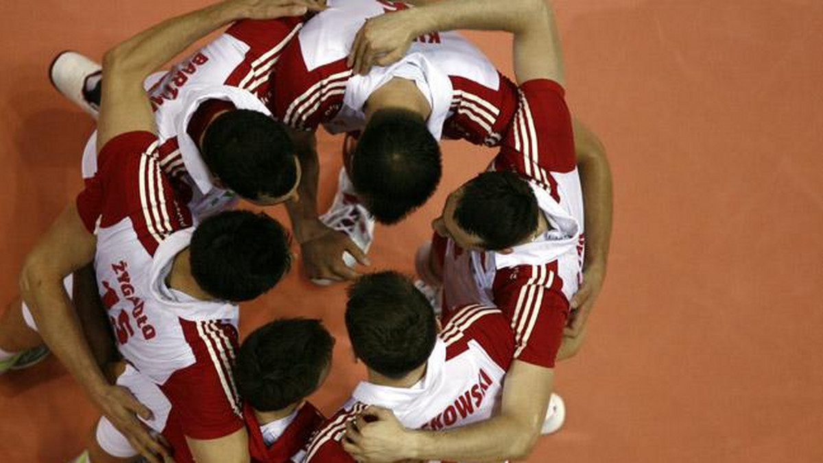 Polscy siatkarze po trzech rundach Pucharu Świata siatkarzy nadal przewodzą tabeli rozgrywek. Do końca turnieju pozostały Biało-Czerwonym trzy arcytrudne mecze, z Włochami, Brazylią i Rosją. Jedna wygrana dzieli ich od zajęcia miejsca na podium i awansu na igrzyska olimpijskie w Londynie.