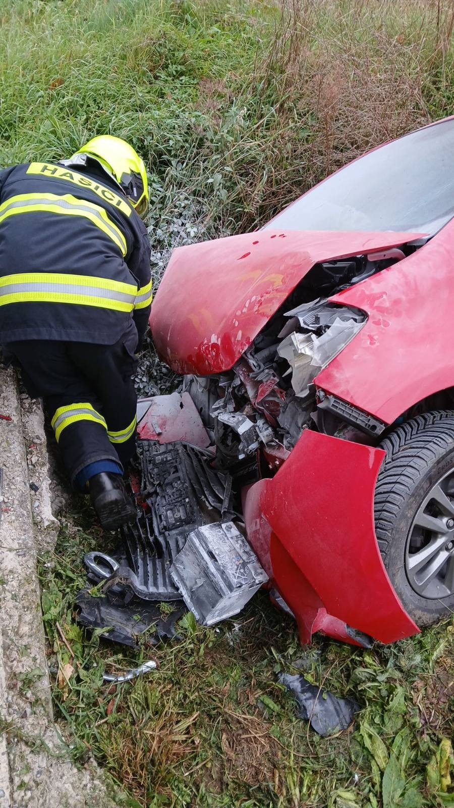 Po náraze do zastávky v miestnej časti obce Lysá pod Makytou Strelenka v Púchovskom okrese utrpeli vážne zranenia vodič a spolujazdkyňa
