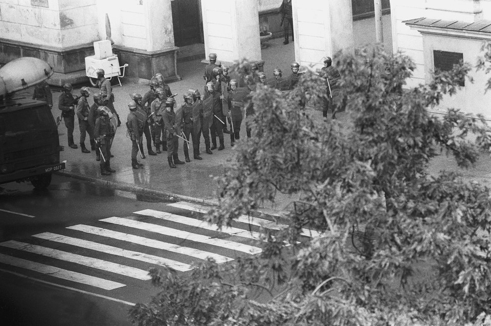 Jednostka szturmowa Milicji Obywatelskiej na ulicy Krakowskie Przedmieście w Warszawie 