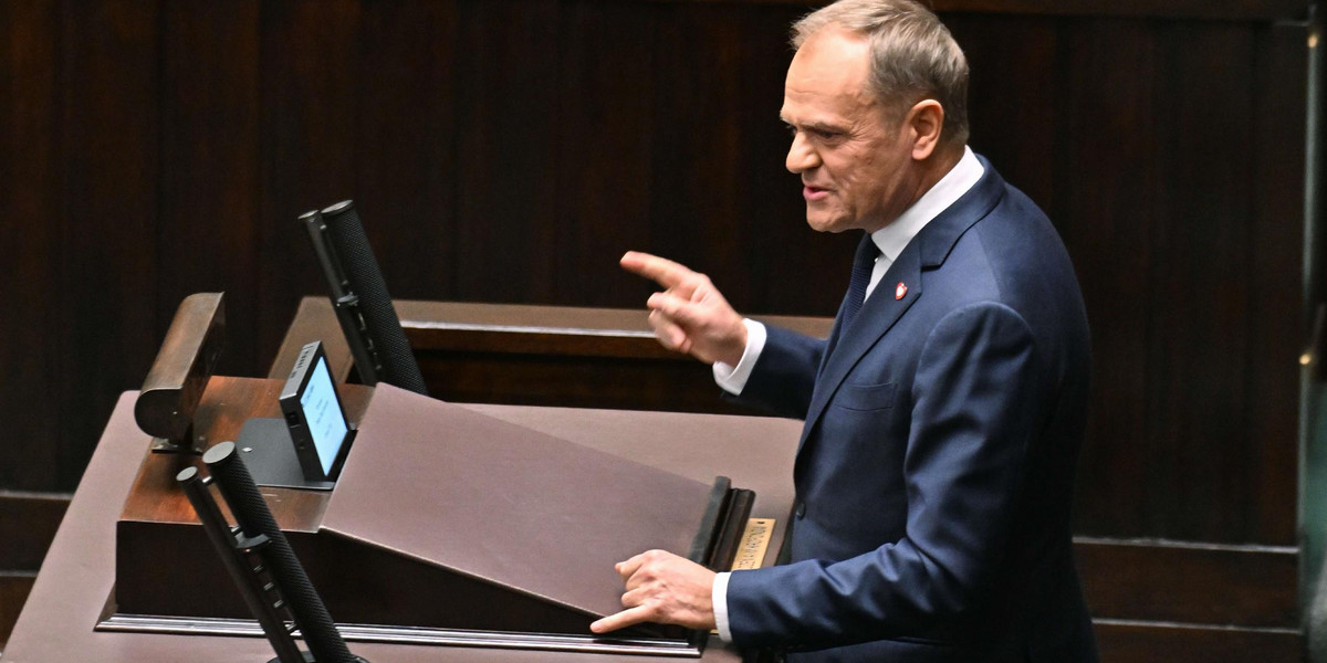 Donald Tusk na sejmowej mównicy.