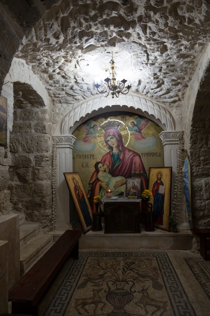 Veruje se da je prvu ikonu Bogorodice Mlekopitateljnice ikonopisao Sveti apostol i jevanđelist Luka