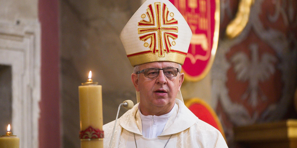 Biskup kielecki zabrał głos w sprawie religii w szkołach. Powołał się na Konstytucję.