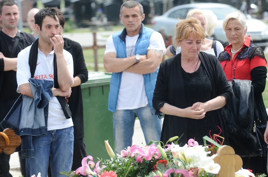 Todor Došen na groblju tokom pomena Jeleni Marjanović (u plavom prsluku)