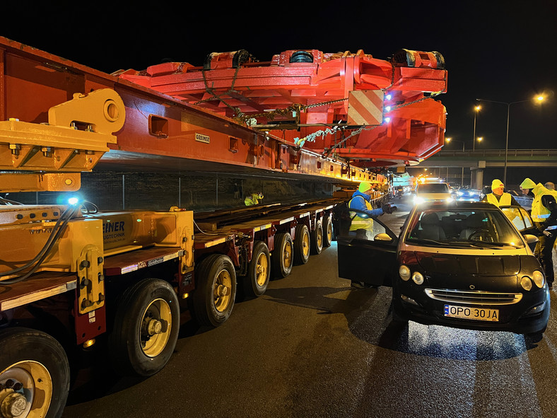 Transport gigantycznej maszyny TBM w Warszawie