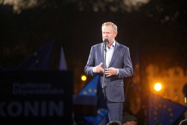 Lider Platformy Obywatelskiej Donald Tusk podczas manifestacji poparcia dla obecności Polski w Unii Europejskiej na pl. Zamkowym w Warszawie