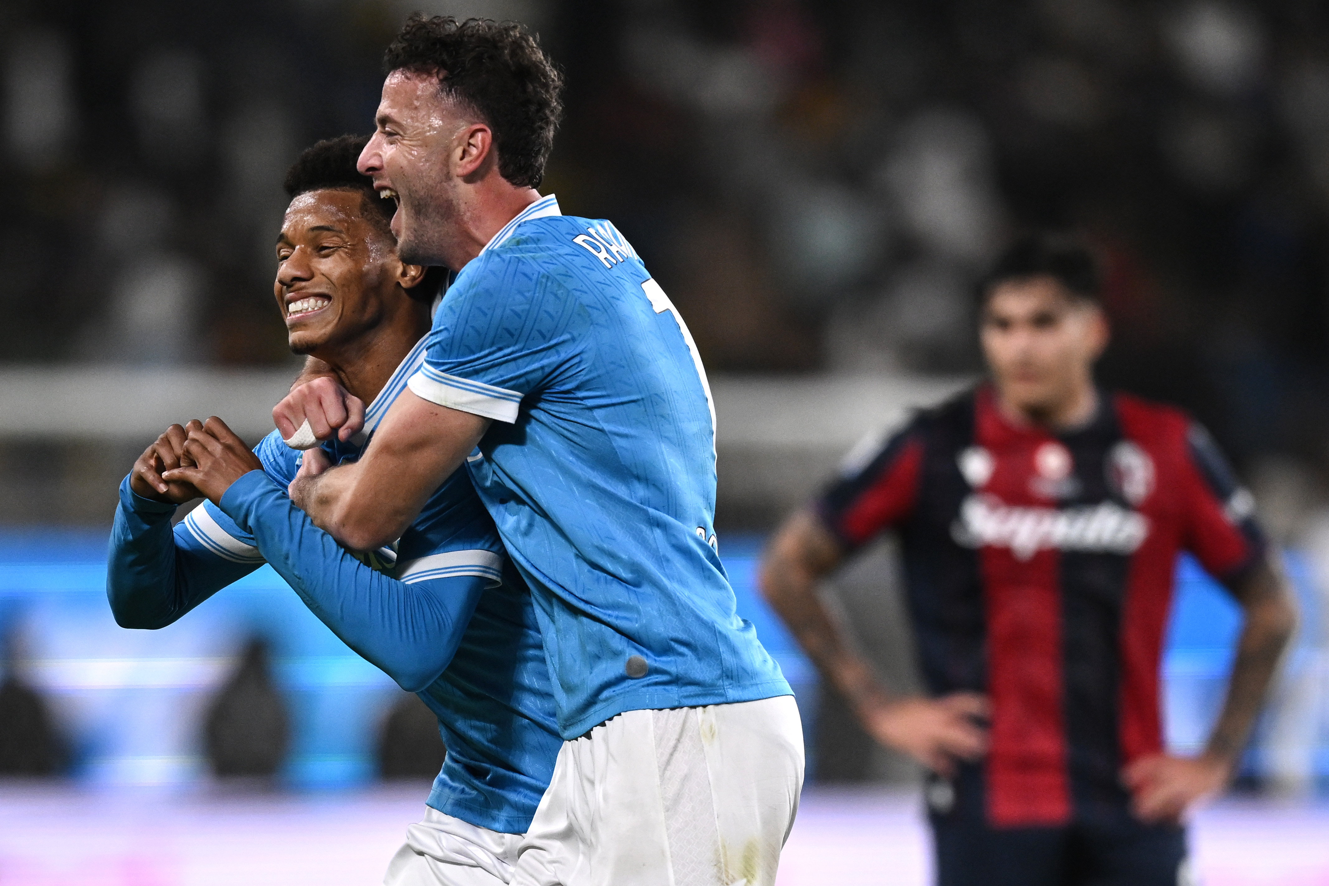 Napoli conquista la Supercoppa: doppietta di Neres stende il Bologna
