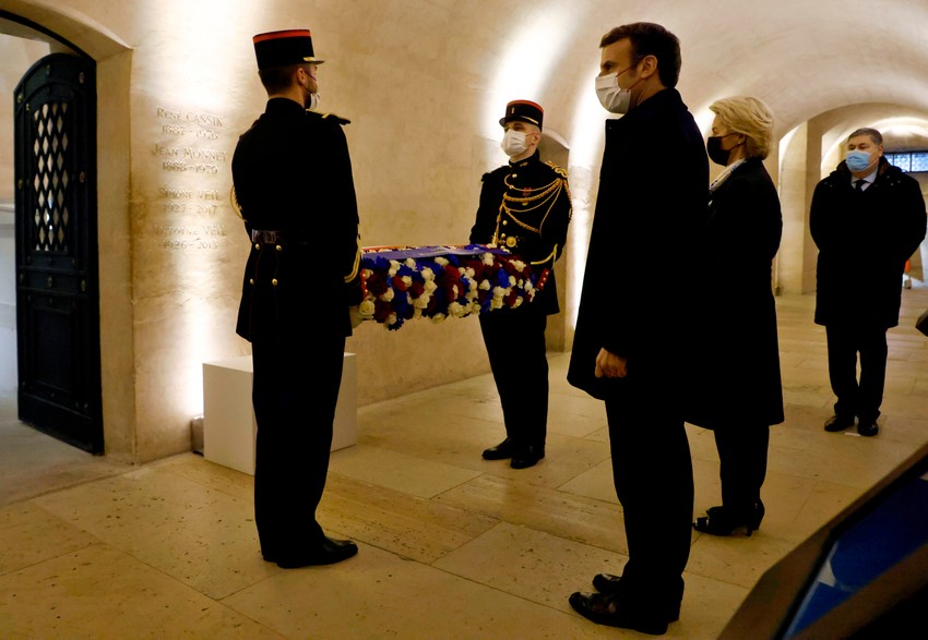 Emanuel Makron i Ursula fon der Lajen na ceremoniji formalnog predsedavanja nad EU