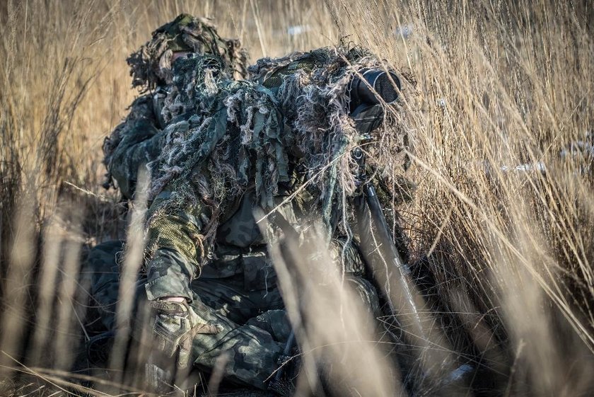 Trening strzelców wyborowych na poligonie w Nowej Dębie