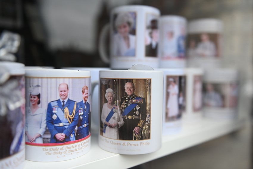 Šolja sa likom kraljice Elizabete i princa Filipa