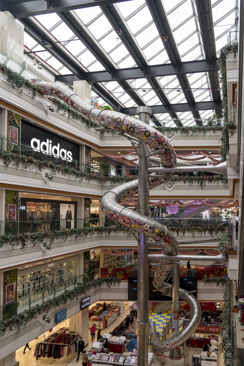 Wielka zjeżdżalnia w centrum handlowym. Klienci przerażeni