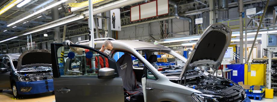COVID-19 mocno doświadczył producentów samochodów. W czerwcu sprzedaż aut nadrobiła część strat spowodowanych pandemią. Na zdjęciu wznowienie produkcji w fabryce Volkswagena. Poznań, 27 kwietnia 2020 r.