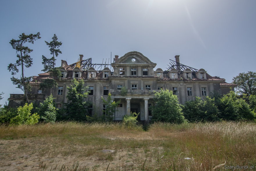 Zrujnowany pałac w Bełczu Wielkim